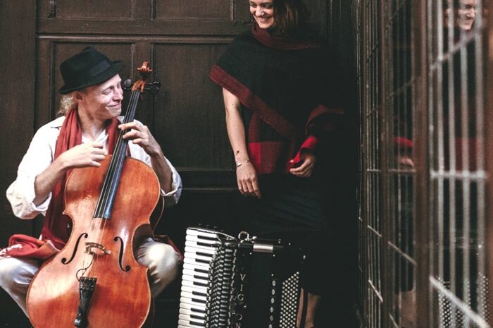 Hannah James & Toby Kuhn (ENG & FRA)